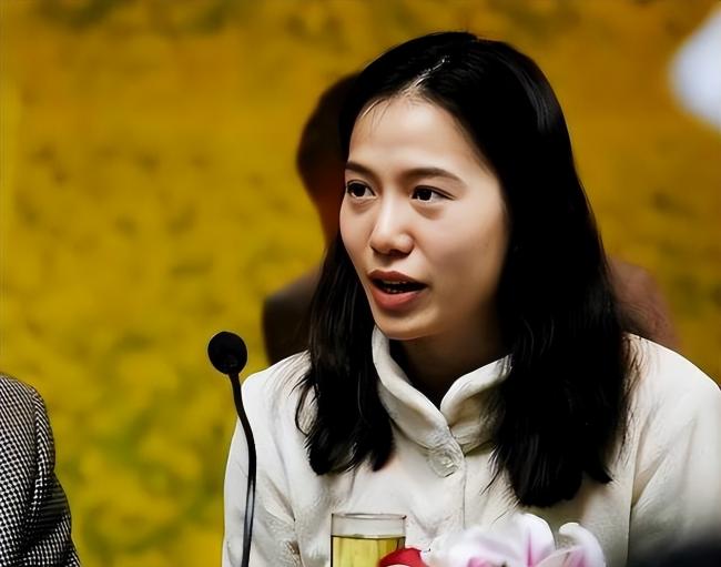 杨振宁去世1年 翁帆首谈感情:我后悔了.... 杨振宁去世1年 翁帆首谈感情:我后悔了....