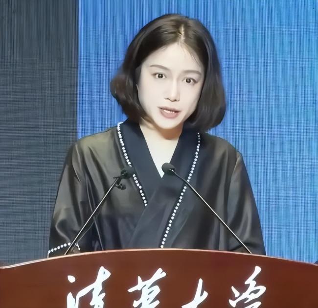杨振宁去世1年 翁帆首谈感情:我后悔了.... 杨振宁去世1年 翁帆首谈感情:我后悔了....
