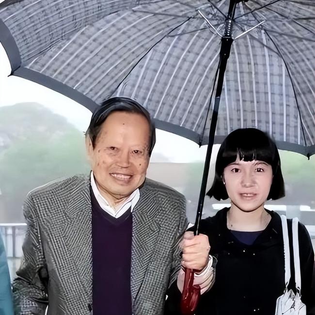 杨振宁去世1年 翁帆首谈感情:我后悔了.... 杨振宁去世1年 翁帆首谈感情:我后悔了....