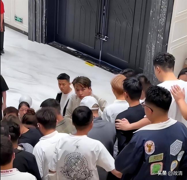 贵州“现代韦小宝”风波升级 官方下场 贵州“现代韦小宝”风波升级 官方下场