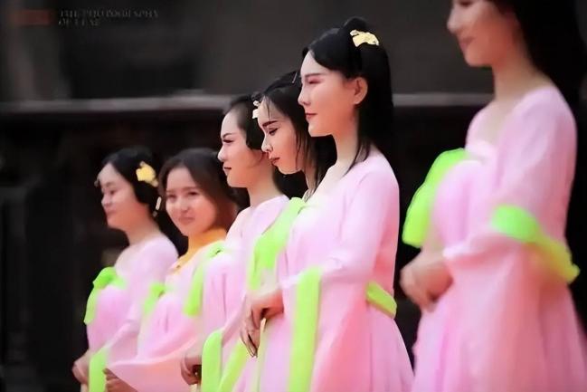横店十几万群演现状:美女泛滥,懒汉遍地 横店十几万群演现状:美女泛滥,懒汉遍地