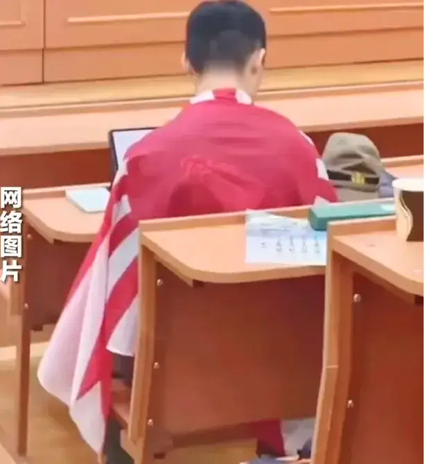 中国留学生披“旭日旗” 上课被逼道歉 身份被扒 中国留学生披“旭日旗” 上课被逼道歉 身份被扒