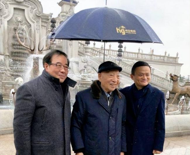 昔日卖粪穷汉一手铸就千亿产业 马云冒雨为他撑伞 昔日卖粪穷汉一手铸就千亿产业 马云冒雨为他撑伞