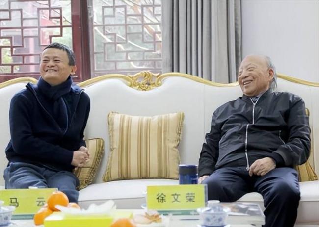 昔日卖粪穷汉一手铸就千亿产业 马云冒雨为他撑伞 昔日卖粪穷汉一手铸就千亿产业 马云冒雨为他撑伞