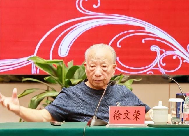 昔日卖粪穷汉一手铸就千亿产业 马云冒雨为他撑伞 昔日卖粪穷汉一手铸就千亿产业 马云冒雨为他撑伞