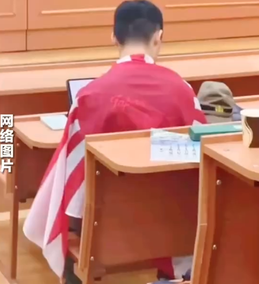 身披旭日旗留学生被曝是南京人 南京警方回应 身披旭日旗留学生被曝是南京人 南京警方回应