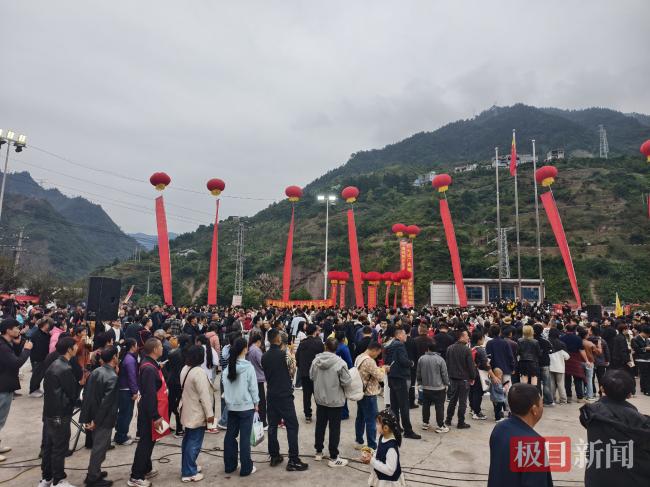 网友赶赴“小小徐”婚礼 总管:人多到我蒙了 网友赶赴“小小徐”婚礼 总管:人多到我蒙了