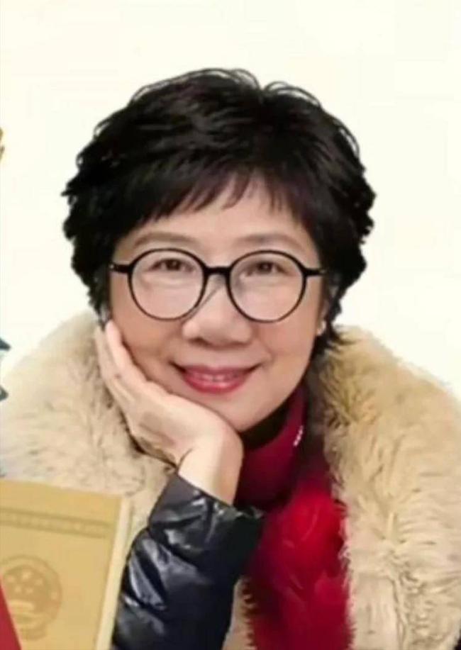 她是张雪母亲,抛夫弃子,今拿儿子博流量被拉黑 她是张雪母亲,抛夫弃子,今拿儿子博流量被拉黑