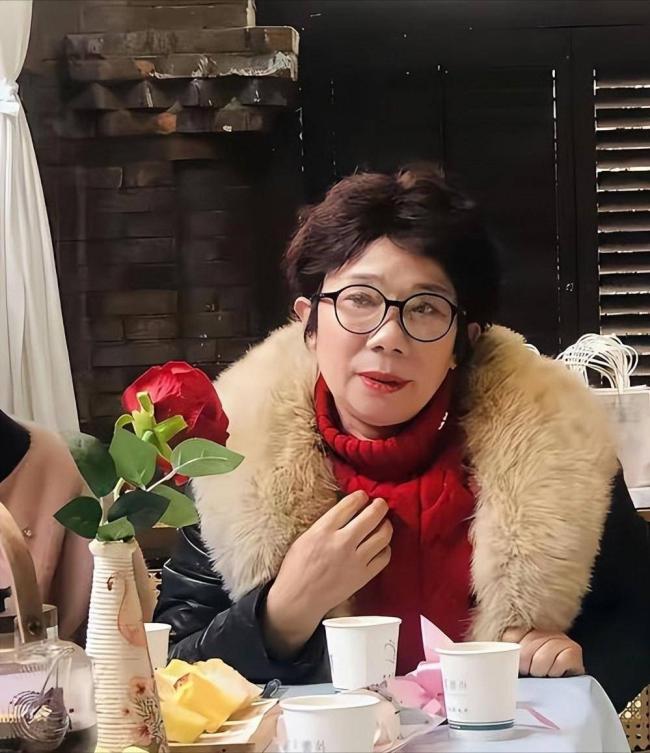 她是张雪母亲,抛夫弃子,今拿儿子博流量被拉黑 她是张雪母亲,抛夫弃子,今拿儿子博流量被拉黑