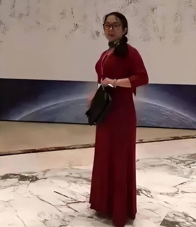 她是张雪母亲,抛夫弃子,今拿儿子博流量被拉黑 她是张雪母亲,抛夫弃子,今拿儿子博流量被拉黑